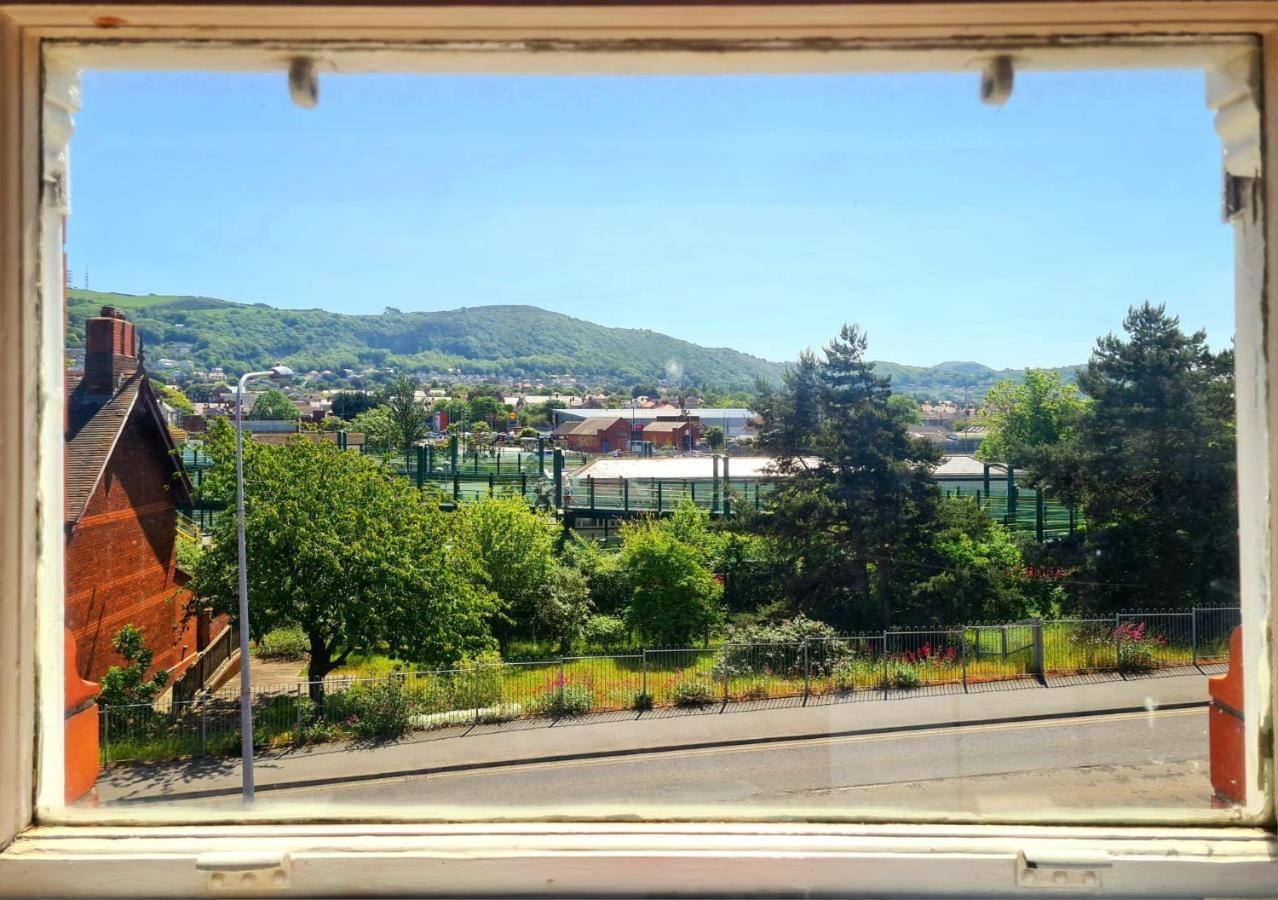 Vale View Apartment, Prestatyn, North Wales - A Stylish, Dog-Friendly Holiday Let Just A 5 Min Walk To Beach & Town! Exteriör bild