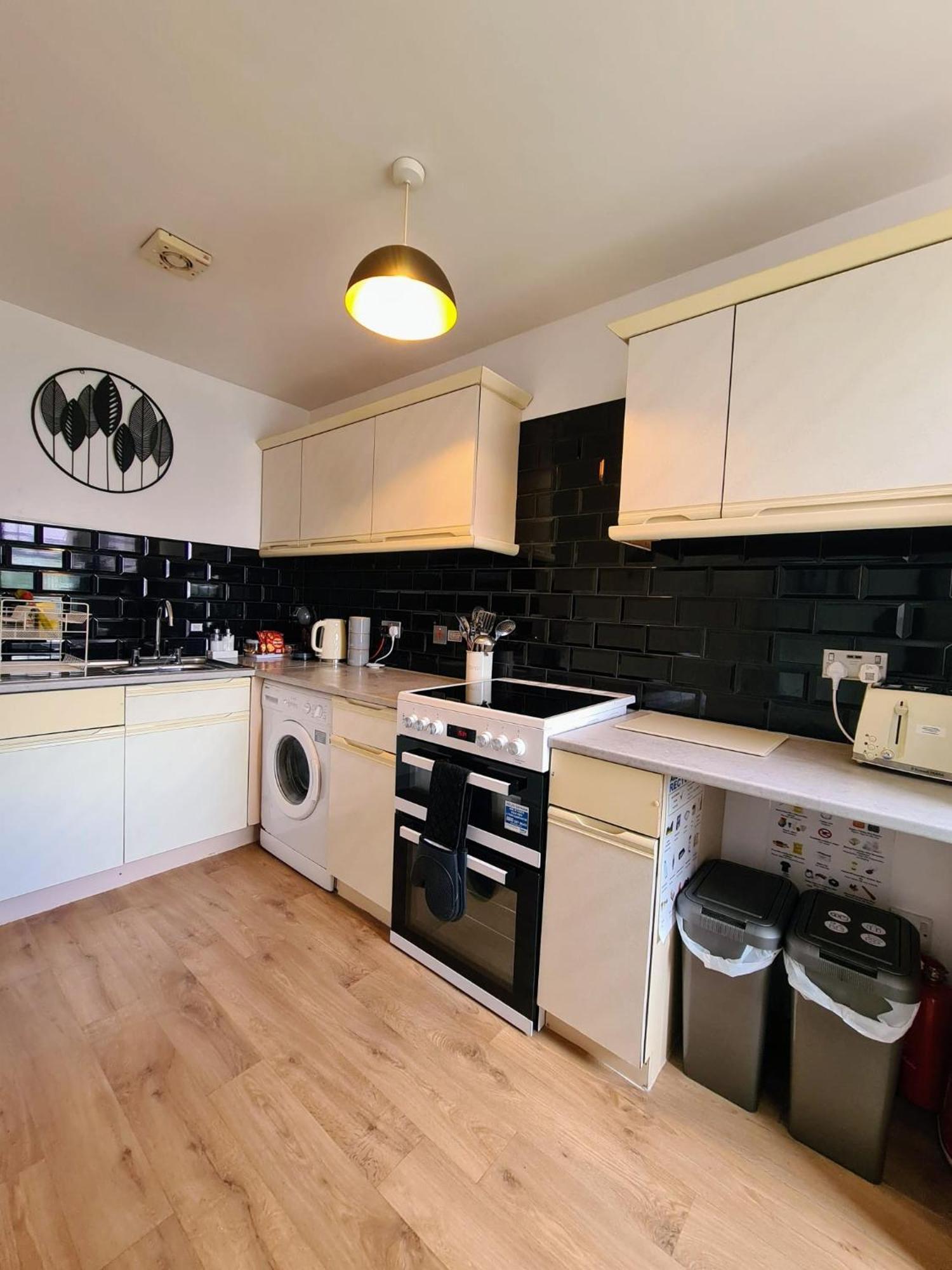 Vale View Apartment, Prestatyn, North Wales - A Stylish, Dog-Friendly Holiday Let Just A 5 Min Walk To Beach & Town! Exteriör bild