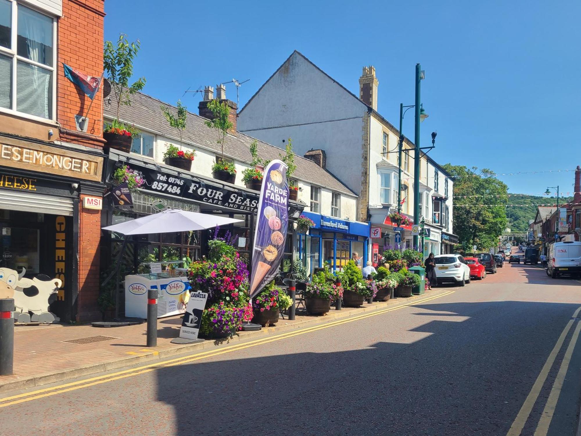 Vale View Apartment, Prestatyn, North Wales - A Stylish, Dog-Friendly Holiday Let Just A 5 Min Walk To Beach & Town! Exteriör bild